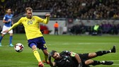 Gianluigi Buffon (Italia) cản phá cú sút của Ola Toivonen (Thụy Điển). Ảnh: Getty Images