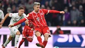 Robert Lewandowski ghi bàn ấn định tỷ số trước Hanover. Ảnh: Getty Images.