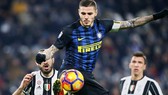 Mauro Icardi đoạt bóng trước hàng thủ Juventus. Ảnh: Getty Images.