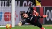 Gianluigi Donnarumma sẽ là người tiếp nối vai trò của Gigi Buffon ở Azzurri. Ảnh: Getty Images.