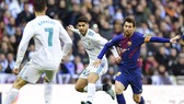 Leo Messi (trái, Barcelona) dẫn dắt trận đấu trong lối chơi tiki-taka qiuen thuộc. Ảnh: Getty Images.