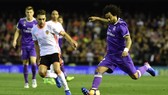 Hậu vệ Marcelo (phải, Real Madrid) sút bóng trước Munir El Haddadi (Valencia). Ảnh: Getty Images.