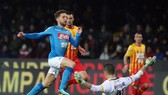 Dries Mertens tránh pha ra bóng của thủ thành Christian Puggioni. Ảnh: Getty Images.