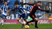 Gerard Pique (phải, Barca) và Gerard Moreno.