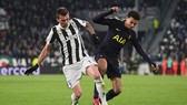 Mario Mandzukic (trái, Juventus) tranh bóng với Dele Alli (Tottenham). Ảnh: Getty Images.