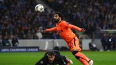 Mohamed Salah đánh đầu ghi bàn trước thủ thành Porto Jose Sa. Ành Getty Images.