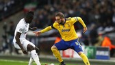 Gonzalo Higuain (phải, Juventus) đi bóng qua trung vệ Sanchez (Tottenham)