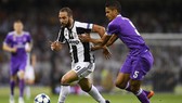 Gonzalo Higuain (trái, Real Madrid) đi bóng qua hậu vệ Raphael Varane (Real Madrid)