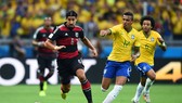 Sami Khedira (trái, Đức) cũng chưa chắc ra sân