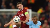 Jordan Henderson (trái, Liverpool) tranh bóng với Fernandinho (Manchester City)