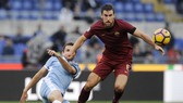 Senad Lulic (Lazio) phá bóng trước Kevin Strootman (AS Roma)