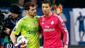 Ronaldo và thủ thành Iker Casillas (trái) trong màu áo Real Madrid)