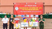 Tấn Hoài (giữa) đã nhận phần thưởng về nhất chặng. Nguồn: BTC
