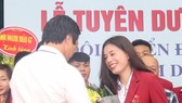 Nguyễn Thị Huyền đã được tặng thưởng trong lễ vinh danh của Liên đoàn điền kinh Việt Nam. Ảnh: NGỌC HẢI