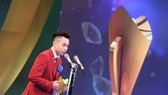 Tuyển thủ TDDC Lê Thanh Tùng lần đầu tiên là VĐV nam xuất sắc nhất của Cúp chiến thắng. Ảnh: NGỌC HẢI