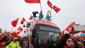 Cầu thủ U23 Việt Nam được lên xe buýt chung vui với người hâm mộ sau những phút ngắn ngủi gặp mặt người thân ngay tại sân bay Nội Bài. Ảnh: NGỌC HẢI