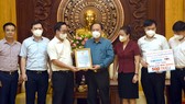 Nhóm thiện nguyện Hạt giống tâm hồn trao tặng 1 tỷ đồng cho người dân ở tâm dịch