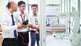 Students of the automation major in their practice lesson to control robots. (Photo: SGGP)
