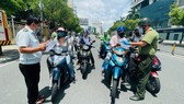 The functional force is checking people at the checkpoint on Nguyen Van Troi Street. (Photo: SGGP)