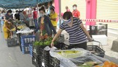 The mobile market for people staying in the ‘green safe zone’ of District 3. (Photo: SGGP)