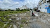 The street leading to the 38-ha resettlement area in Tan Thoi Nhat Ward of District 12 is uncompleted. (Photo: SGGP)