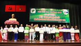 Lãnh đạo TPHCM trao giấy khen cho các cá nhân đóng góp phát triển phong trào dưỡng sinh tại TPHCM. ẢNH: NHẬT ANH