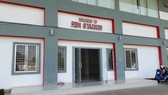 Cổng chính sân vận động QG Campuchia. Ảnh: Nhật Anh