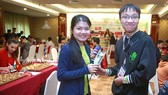 Trường Sơn tặng hoa hồng cho vợ Thảo Nguyên nhân ngày 8-3. Ảnh: Nhật Anh