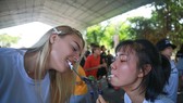 Các VĐV bóng chuyền...chơi trò chơi dân gian Việt Nam tại khu du lịch Phú Điền. Ảnh: Dũng Phương