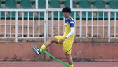 Cầu thủ Tấn Sinh gia nhập nhóm "bệnh binh". Ảnh: Dũng Phương