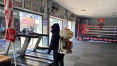 Phun thuốc mùa dịch Covid-19 tại phòng tập No.1 Muay club. Ảnh: Nhật Anh