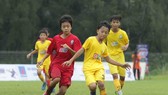 Pha tranh chấp giữa U11 Vũng Tàu - U 11 Đất Đỏ. Ảnh: Dũng Phương