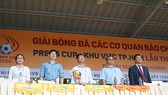 Hình ảnh trang trọng của BTC giải trong buổi lễ chào cờ trước khi bước vào giải đấu Press cúp 2020.