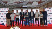Lãnh đạo CLV TPHCM và Cty AIA trong buổi lễ ký kết. Ảnh: Dũng Phương