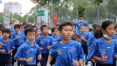 Các em thuộc các trường Tiểu học Tỉnh Bình Dương tham gia đường chạy chào mừng năm mới 2021. Ảnh: Dũng Phương
