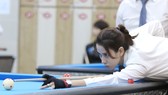 Cơ thủ Quỳnh Ngân đang thi đấu tại giải Billiard carom 3 băng nữ TPHCM. Ảnh: Dũng Phương
