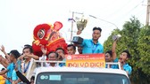 Cầu thủ U19 Đồng Tháp diễu hành cùng Cúp vô địch trên đường phố Cao Lãnh