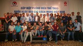 Lãnh đạo VFF, VPF chụp ảnh lưu niệm cùng các phóng viên tại buổi gặp mặt. Ảnh: DŨNG PHƯƠNG