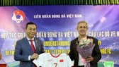 Phó chủ tịch VFF Trần Quốc Tuấn và ông Littbarski tại lễ ký kêt. Ảnh: Đoàn Nhật