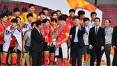 Ông Trần Quốc Tuấn trao Cúp vô địch cho đội Hàn Quốc.