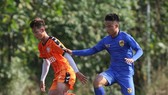 Đội U19 Đà Nẵng đấu tập cùng đội láng giềng Quảng Nam. Ảnh: HỮU THỊNH