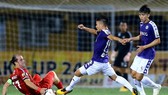 Cuộc so tài giữa CLB Hà Nội và TPHCM nếu bán vé thì sẽ có rất đông khán giả. Ảnh: MINH HOÀNG