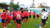 Đội Long An ở buổi tập chiều 20-4. Ảnh: Anh Tuấn