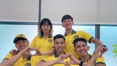 Các cầu thủ tại sự kiện ra mắt điểm bán cà phê thứ 100 của Ông Bầu.