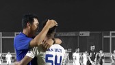 Dù đã chủ động giảng hòa và xin lỗi nhau, nhưng HLV Hiền Vinh vẫn không thoát án kỷ luật từ VFF. Ảnh: On Sports.