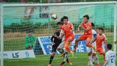 Một pha sóng gió trước khung thành đội An Giang. Ảnh: DŨNG PHƯƠNG