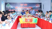 Đại diện các đội tại buổi họp kỹ thuật