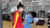 Chương Thị Kiều trong giai đoạn tập phục hồi cùng chuyên gia Choi Ju Young