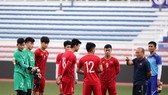 Trợ lý Nguyễn Thế Anh (bìa phải) sẽ ở vào đội B. Ảnh: Đoàn Nhật