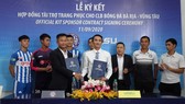 Đại diện CLB BR-VT và nhãn hàng Masu chụp ảnh kỷ niệm sau buổi ký hợp đồng. Ảnh: DŨNG PHƯƠNG